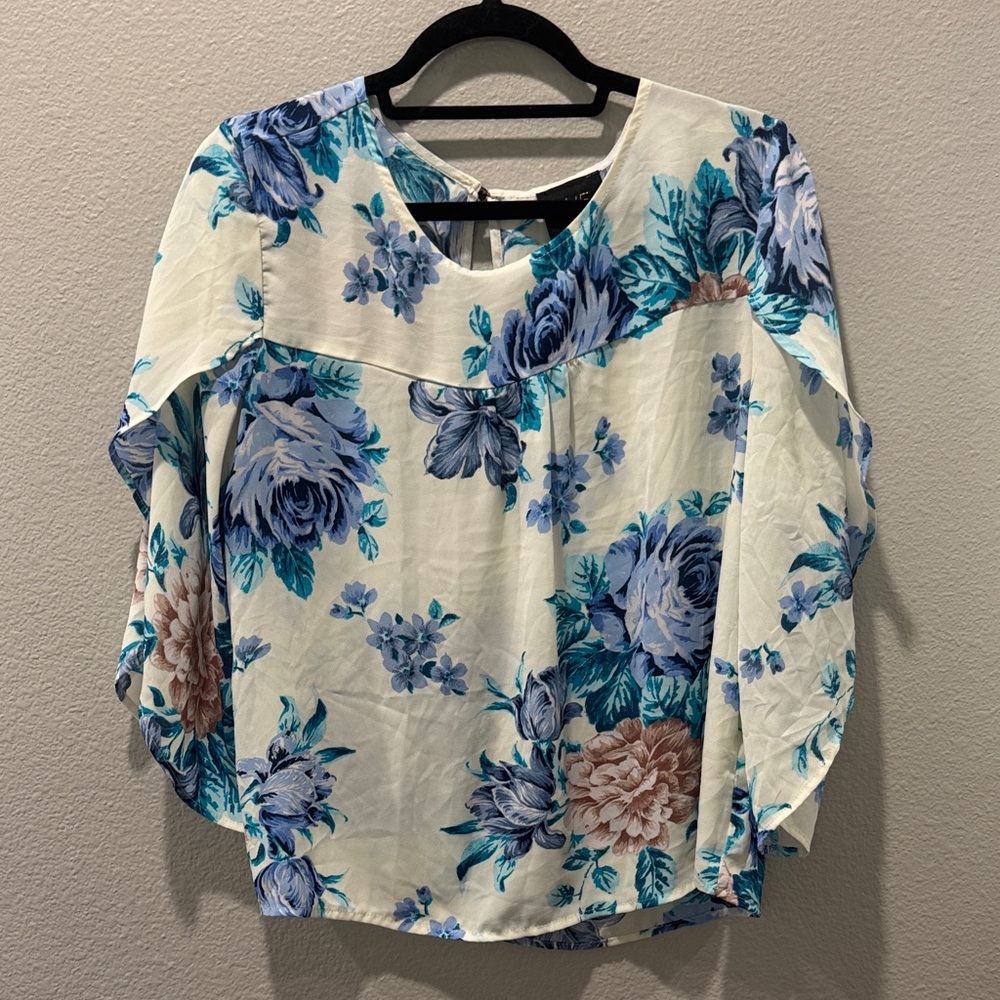 🌸 W5 (Anthropologie) Dual Layer White Floral Top w/ Tiered Sleeves – Size L 🌸